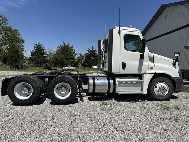 Image of Freightliner Cascadia 125 equipment image 1