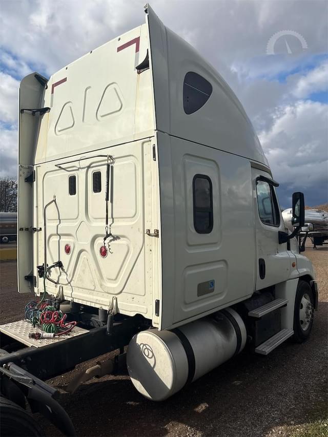 Image of Freightliner Cascadia 125 equipment image 4