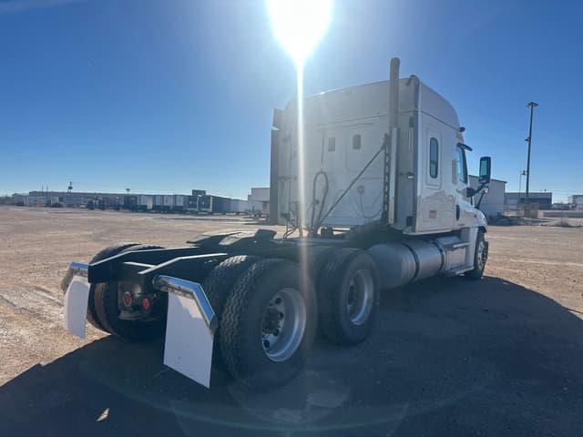 Image of Freightliner Cascadia 125 equipment image 3