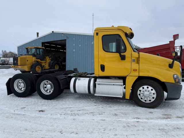 Image of Freightliner Cascadia 125 equipment image 2
