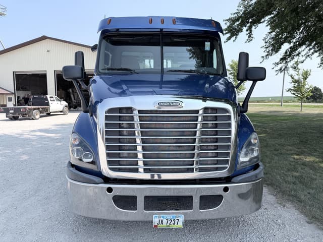 Image of Freightliner Cascadia 125 equipment image 1