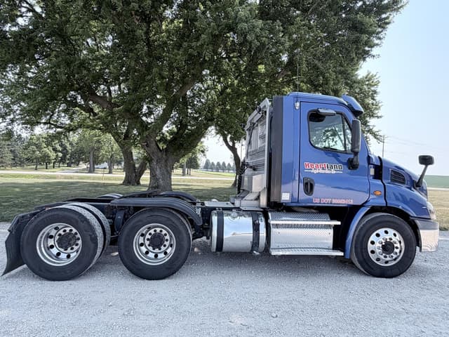 Image of Freightliner Cascadia 125 equipment image 3