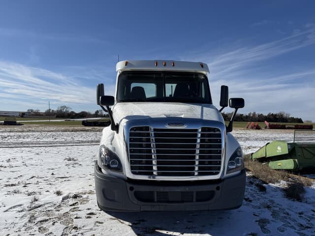 Image of Freightliner Cascadia 125 equipment image 3