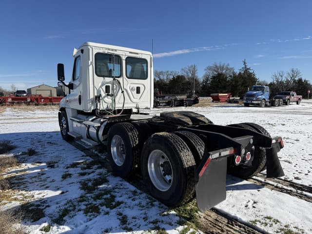 Image of Freightliner Cascadia 125 equipment image 4