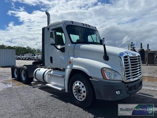 Image of Freightliner Cascadia 125 equipment image 3