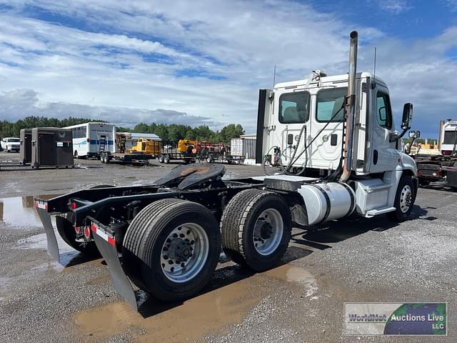 Image of Freightliner Cascadia 125 equipment image 4