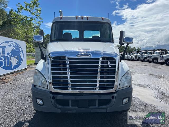 Image of Freightliner Cascadia 125 equipment image 2