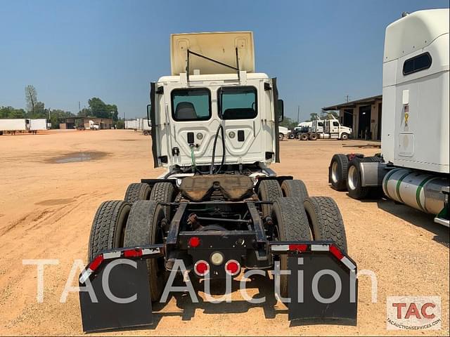 Image of Freightliner Cascadia 125 equipment image 3