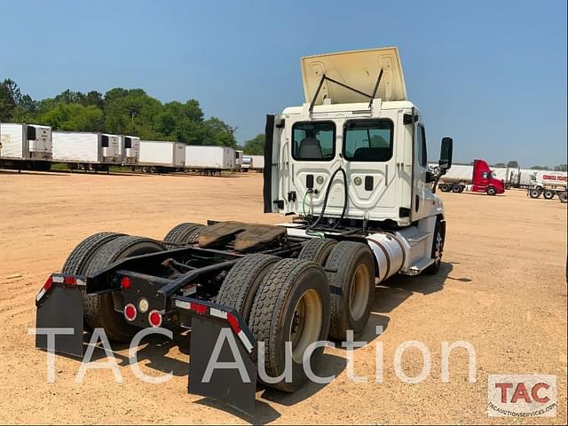 Image of Freightliner Cascadia 125 equipment image 4