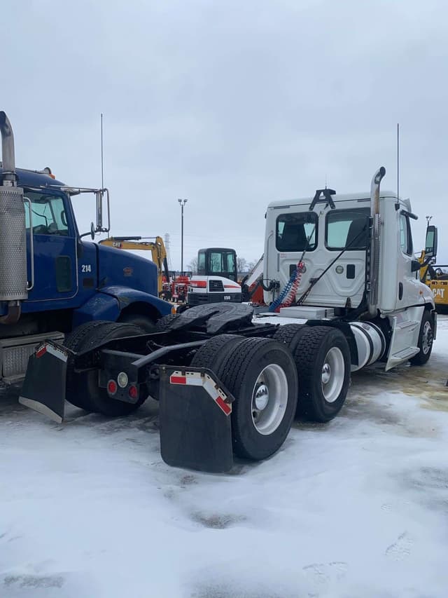 Image of Freightliner Cascadia 125 equipment image 4