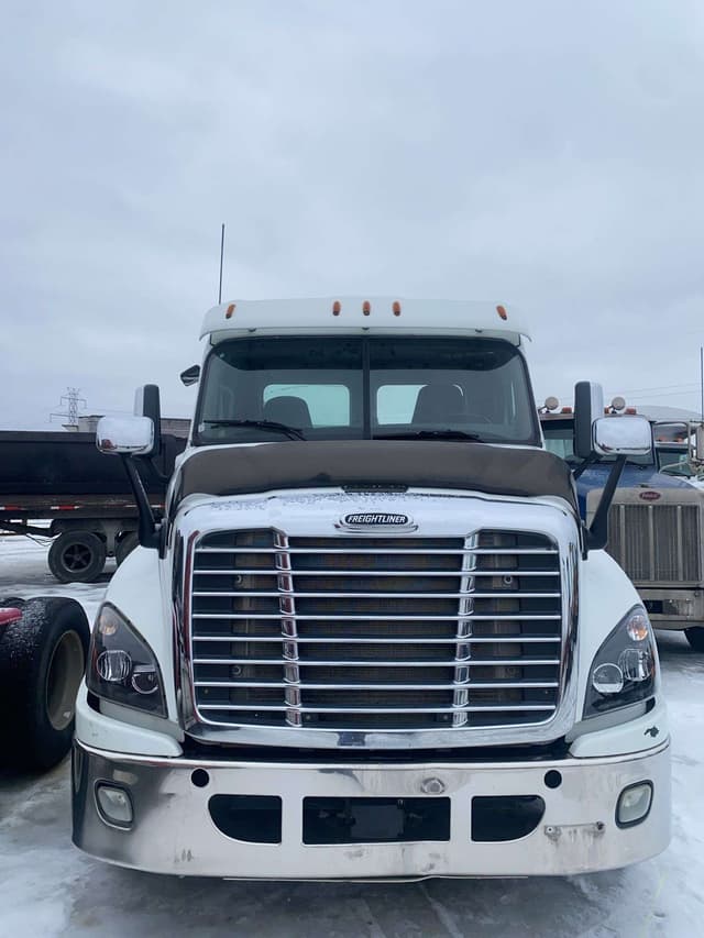 Image of Freightliner Cascadia 125 equipment image 2