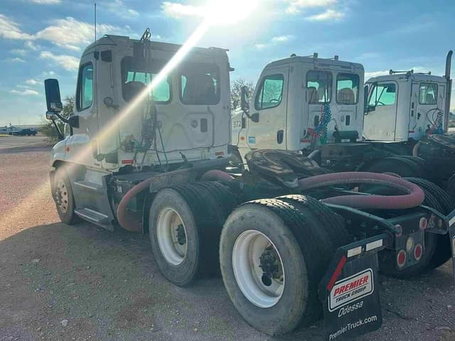 Image of Freightliner Cascadia 125 equipment image 1