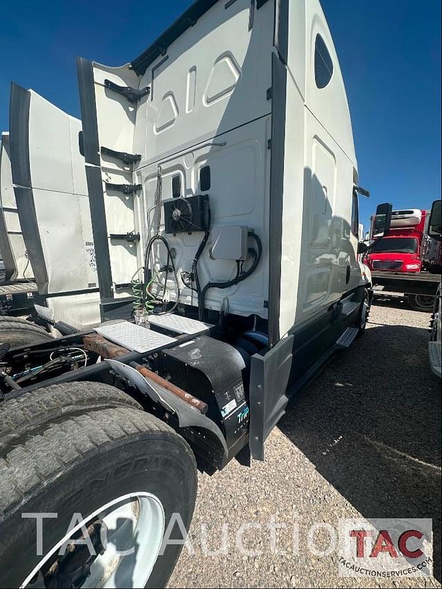 Image of Freightliner Cascadia 125 equipment image 4