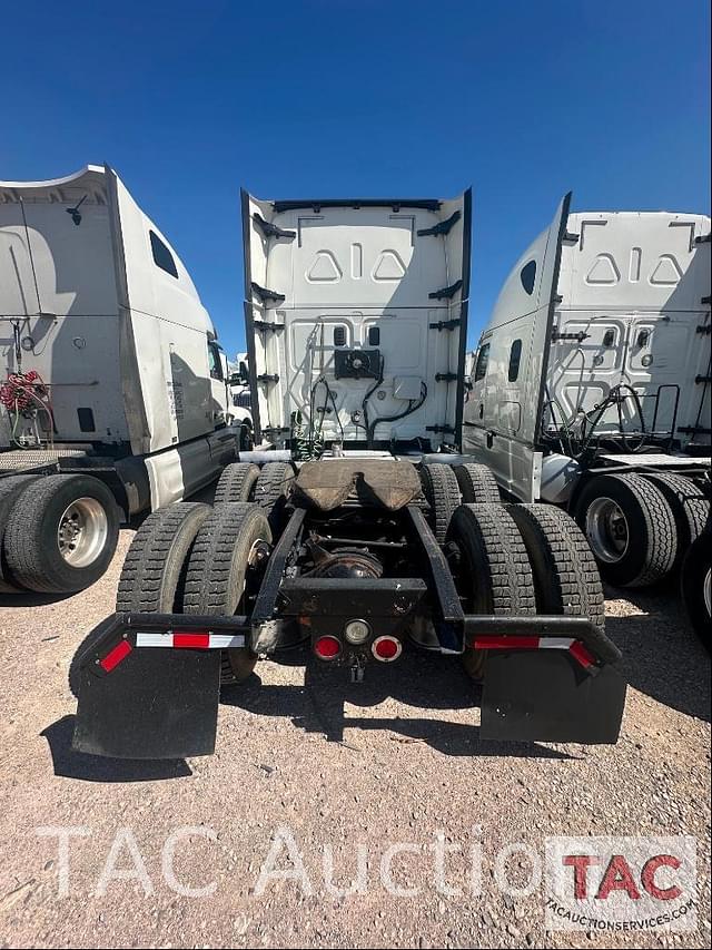 Image of Freightliner Cascadia 125 equipment image 2