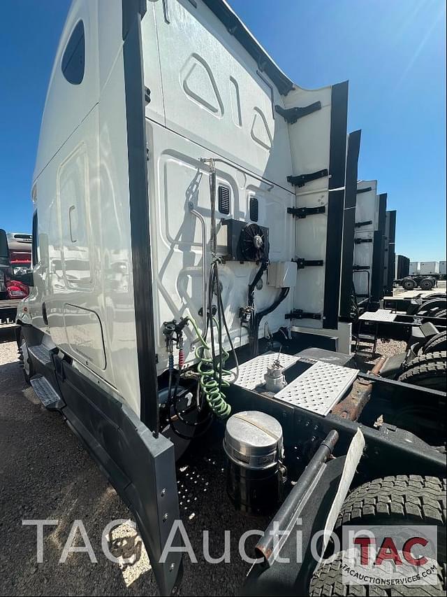 Image of Freightliner Cascadia 125 equipment image 3