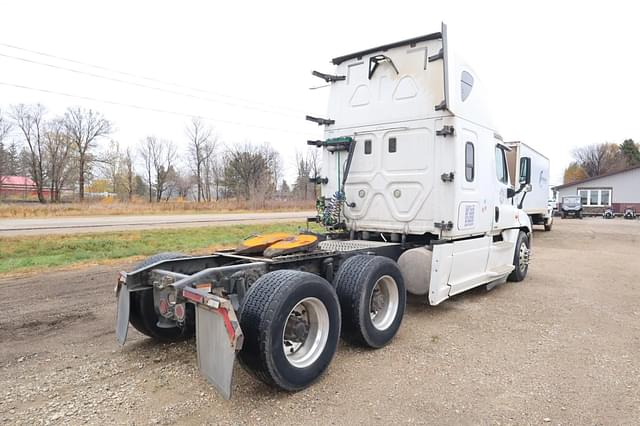 Image of Freightliner Cascadia 125 Evolution equipment image 2