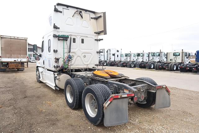 Image of Freightliner Cascadia 125 Evolution equipment image 3