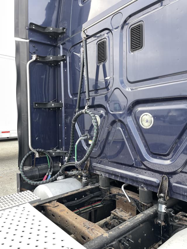 Image of Freightliner Cascadia 125 Evolution equipment image 2