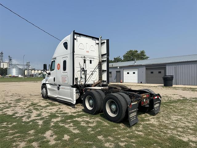 Image of Freightliner Cascadia 125 Evolution equipment image 2