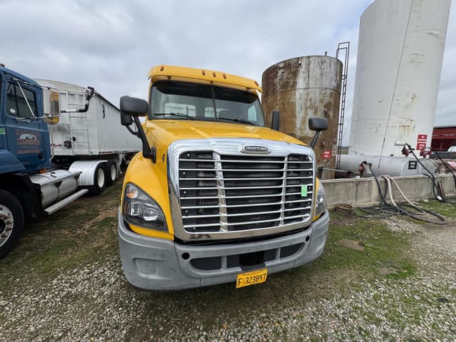 Image of Freightliner Cascadia 125 equipment image 4
