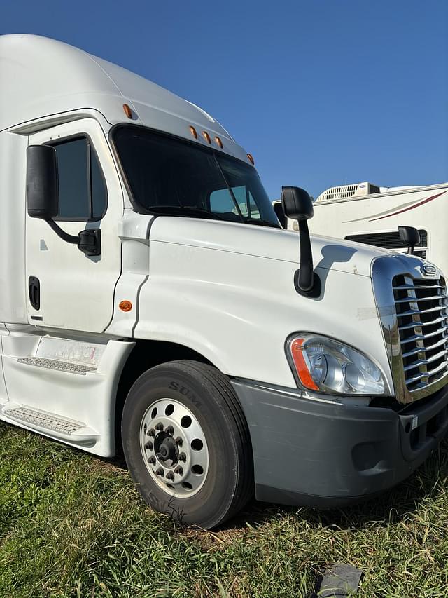 Image of Freightliner Cascadia 125 equipment image 1