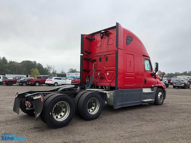 Image of Freightliner Cascadia 125 equipment image 4