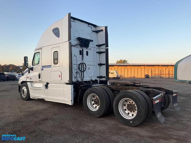 Image of Freightliner Cascadia 125 equipment image 2