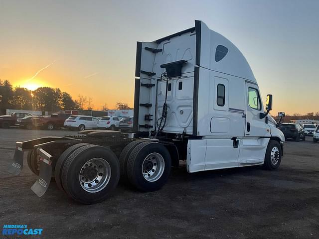 Image of Freightliner Cascadia 125 equipment image 4