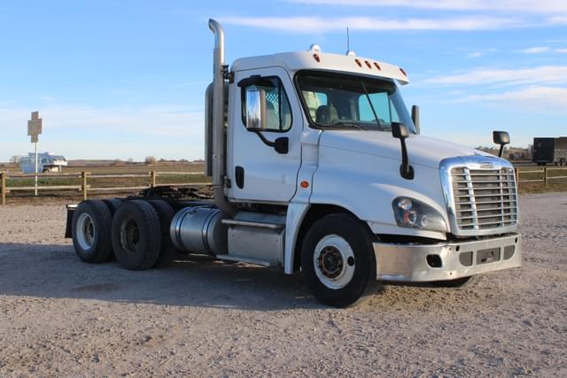Image of Freightliner Cascadia 125 equipment image 3