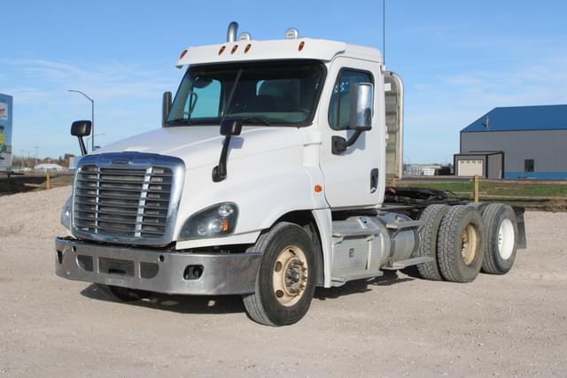 Image of Freightliner Cascadia 125 equipment image 4