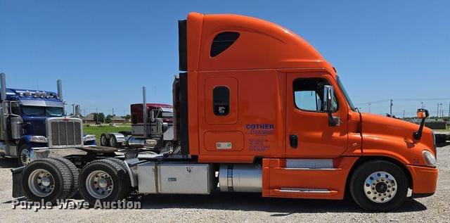 Image of Freightliner Cascadia 125 equipment image 3