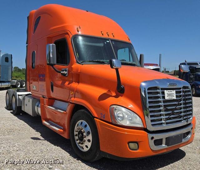 Image of Freightliner Cascadia 125 equipment image 2
