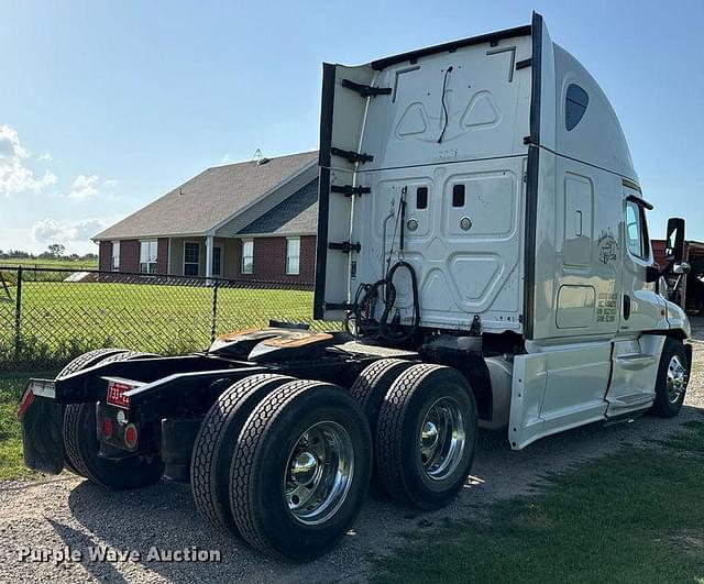 Image of Freightliner Cascadia 125 equipment image 4