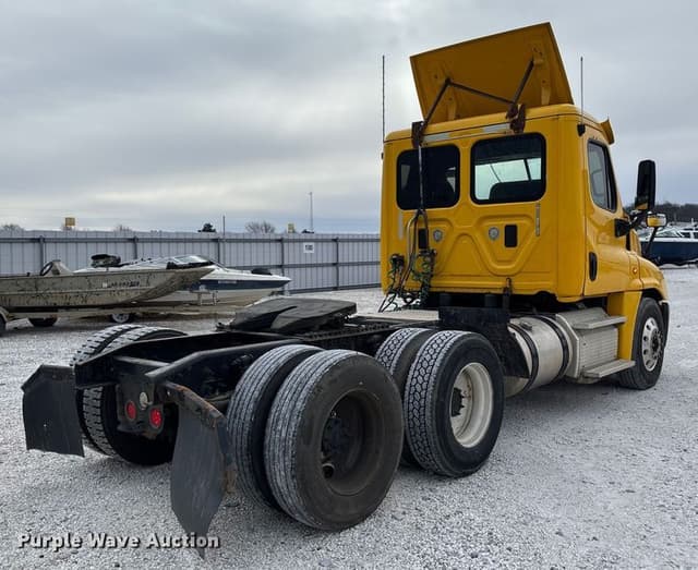 Image of Freightliner Cascadia 125 equipment image 4