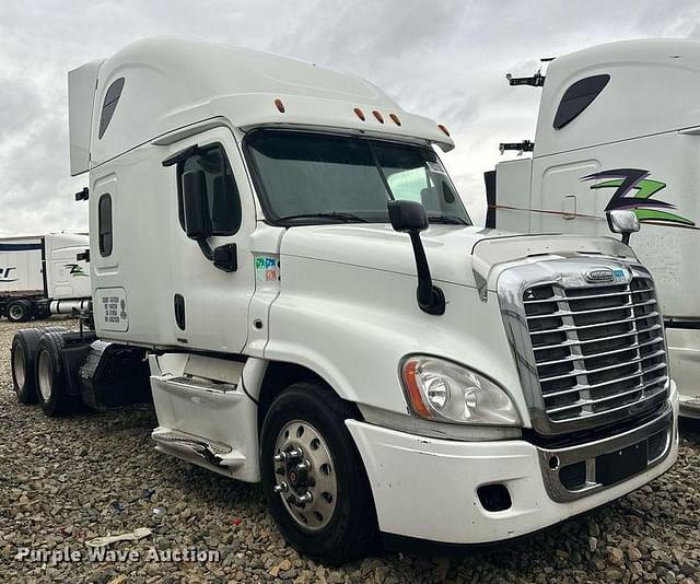 Image of Freightliner Cascadia 125 equipment image 2