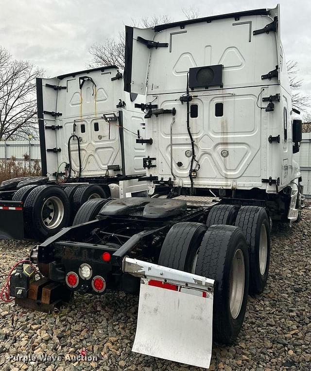 Image of Freightliner Cascadia 125 equipment image 4