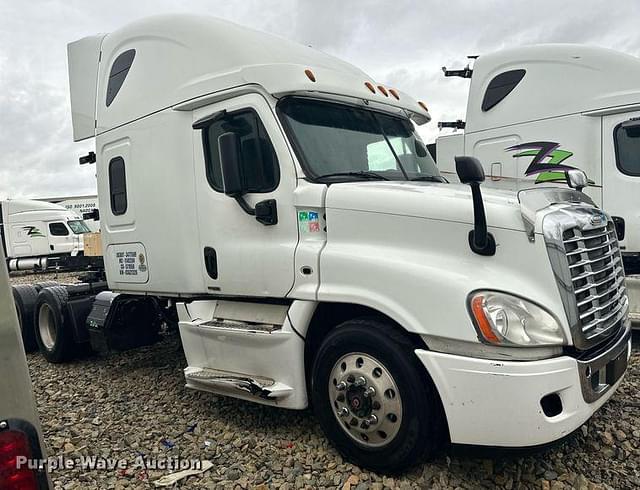 Image of Freightliner Cascadia 125 equipment image 3