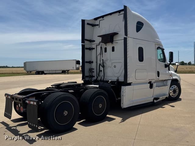 Image of Freightliner Cascadia 125 equipment image 3