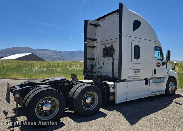 Image of Freightliner Cascadia 125 equipment image 4
