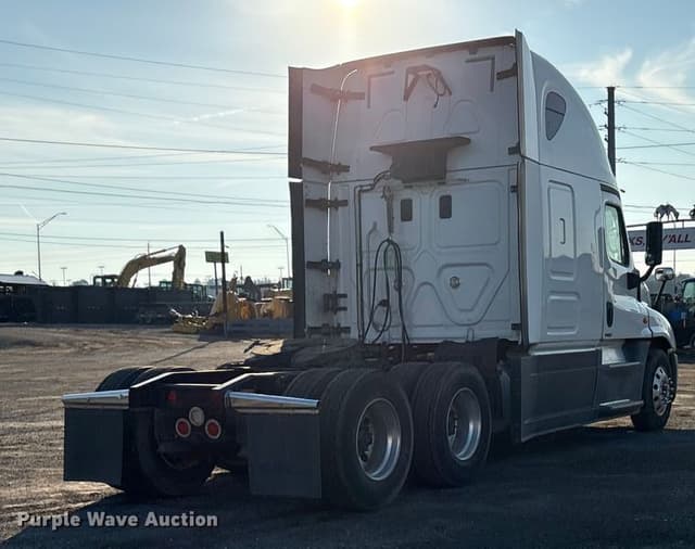 Image of Freightliner Cascadia 125 equipment image 4