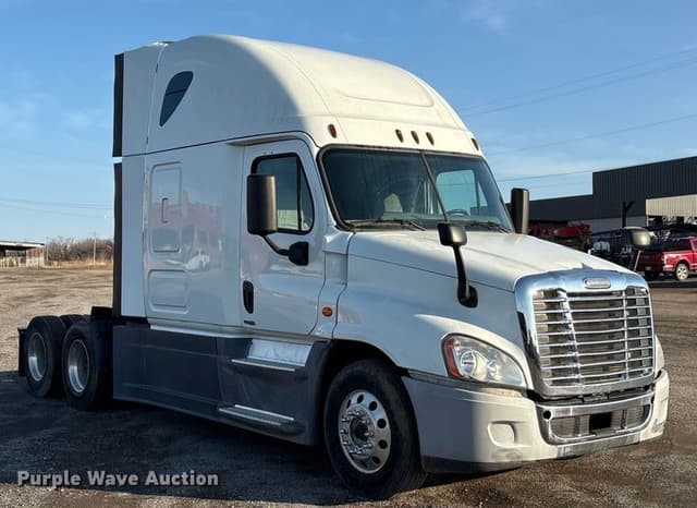 Image of Freightliner Cascadia 125 equipment image 2