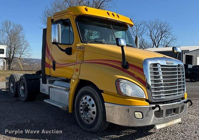 Image of Freightliner Cascadia 125 equipment image 2