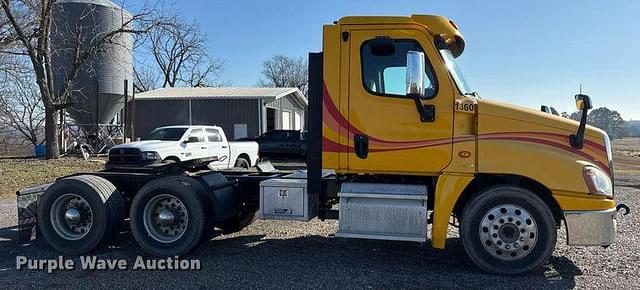 Image of Freightliner Cascadia 125 equipment image 3