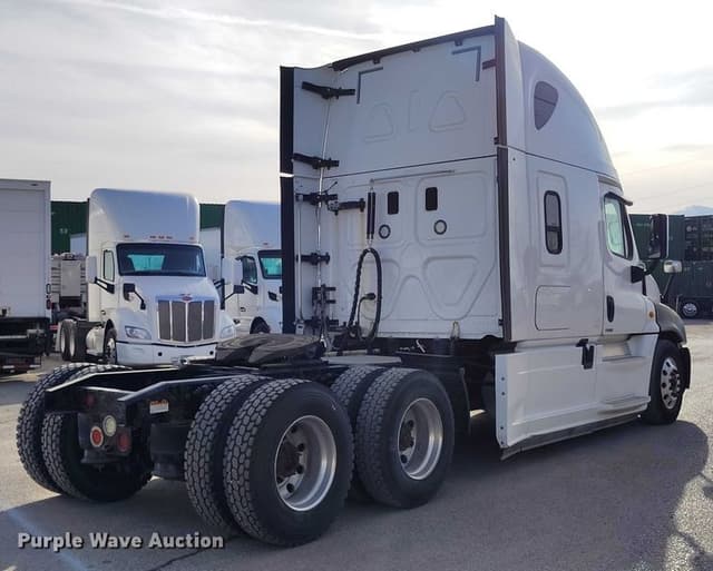 Image of Freightliner Cascadia 125 equipment image 4
