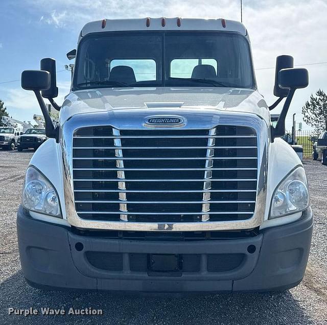 Image of Freightliner Cascadia 125 equipment image 1