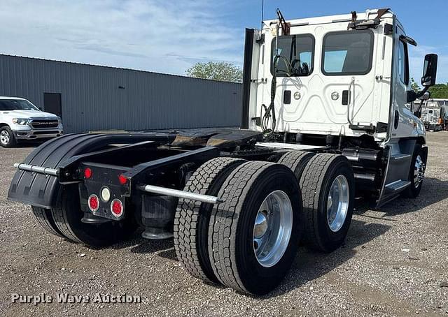 Image of Freightliner Cascadia 125 equipment image 4