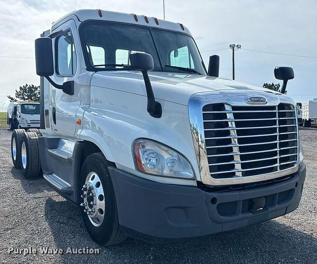 Image of Freightliner Cascadia 125 equipment image 2