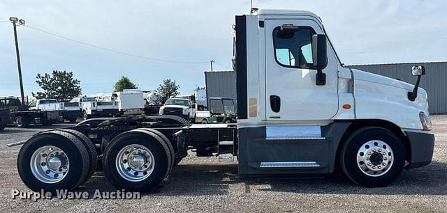 Image of Freightliner Cascadia 125 equipment image 3
