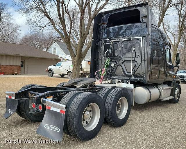Image of Freightliner Cascadia 125 equipment image 4