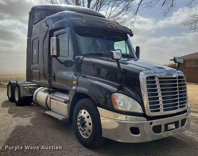 Image of Freightliner Cascadia 125 equipment image 2